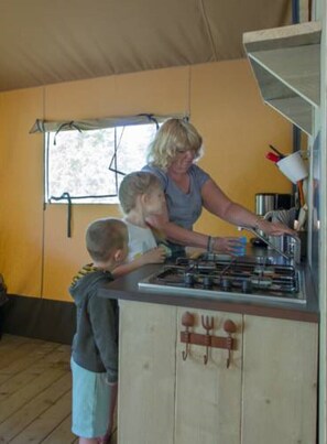 Private kitchen - Glamping the Buzzard for 6 people in the Veluwe! (Nunspeet)