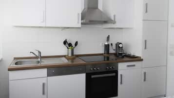 Lemari es besar, oven, kompor, dan mesin pencuci piring