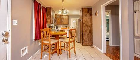 Micro-ondes, cafetière/bouilloire, grille-pain