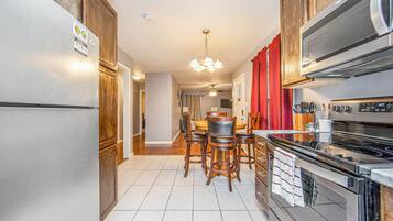 Micro-ondes, cafetiĂšre/bouilloire, grille-pain