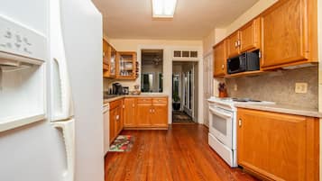 Microwave, dishwasher, coffee/tea maker, cookware/dishes/utensils
