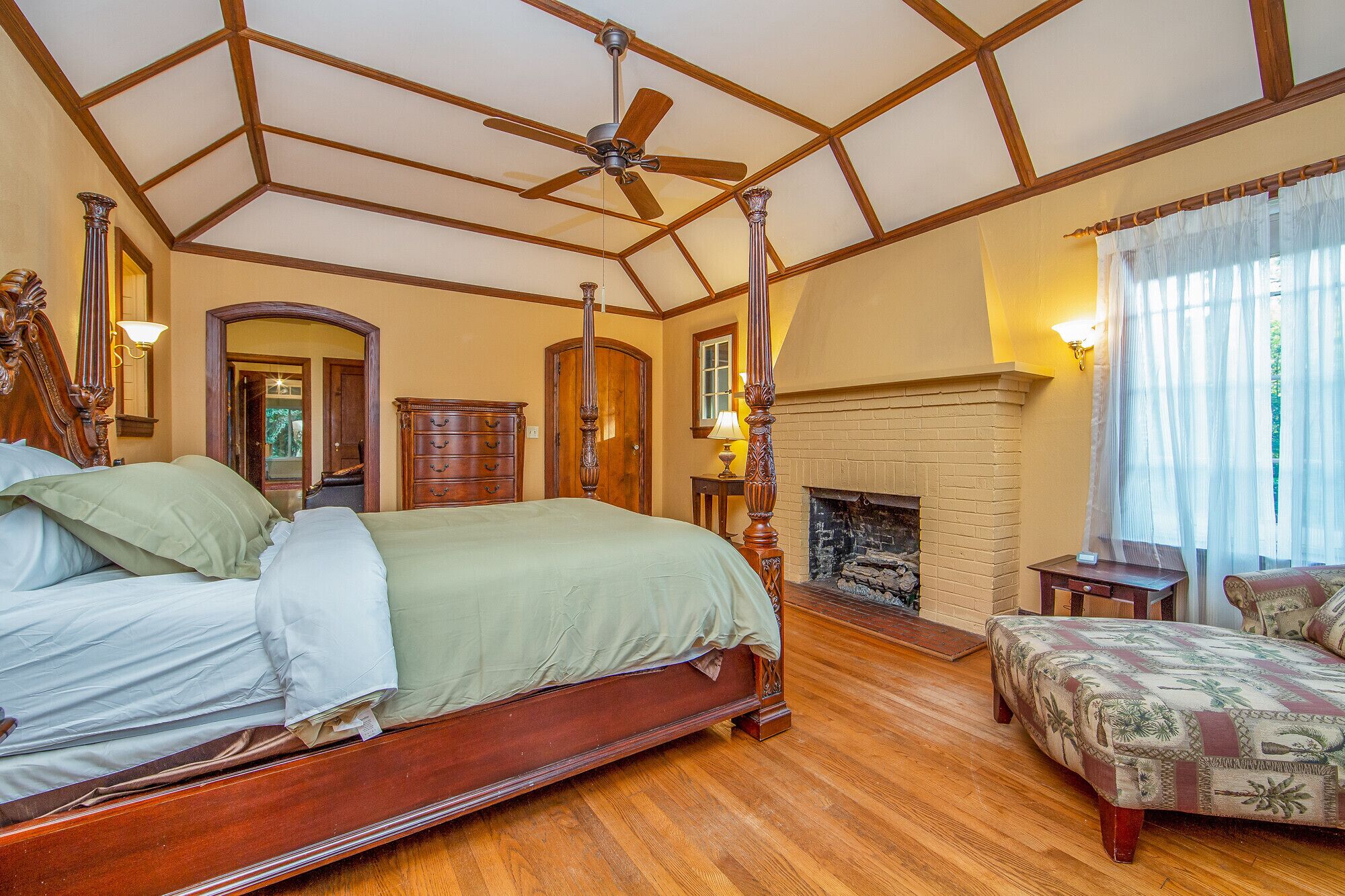2 bedrooms, bed sheets