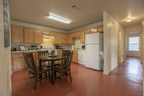 Oven, stovetop, dishwasher, cookware/dishes/utensils - The 2020 Bradley Inn II (Harker Heights)