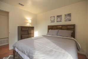 3 bedrooms, iron/ironing board, free WiFi, bed sheets - The 2020 Bradley Inn II (Harker Heights)
