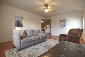 TV - The 2020 Bradley Inn II (Harker Heights)