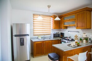 Kjøleskap, mikrobølgeovn, ovn og kokeplater