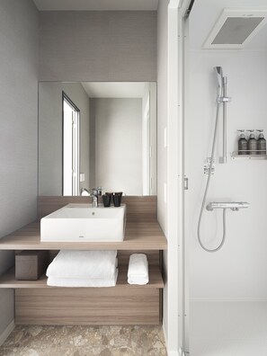 Gratis toiletartikelen, een haardroger, pantoffels