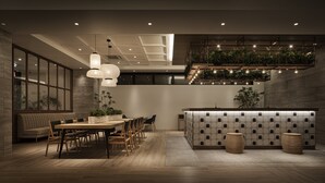 Un comedor moderno con una mesa de madera, sillas y un banco. Hay un ventanal con vistas al exterior.