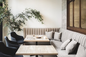 Lobby sitting area - Nest Hotel Hiroshima Ekimae (Hiroshima)