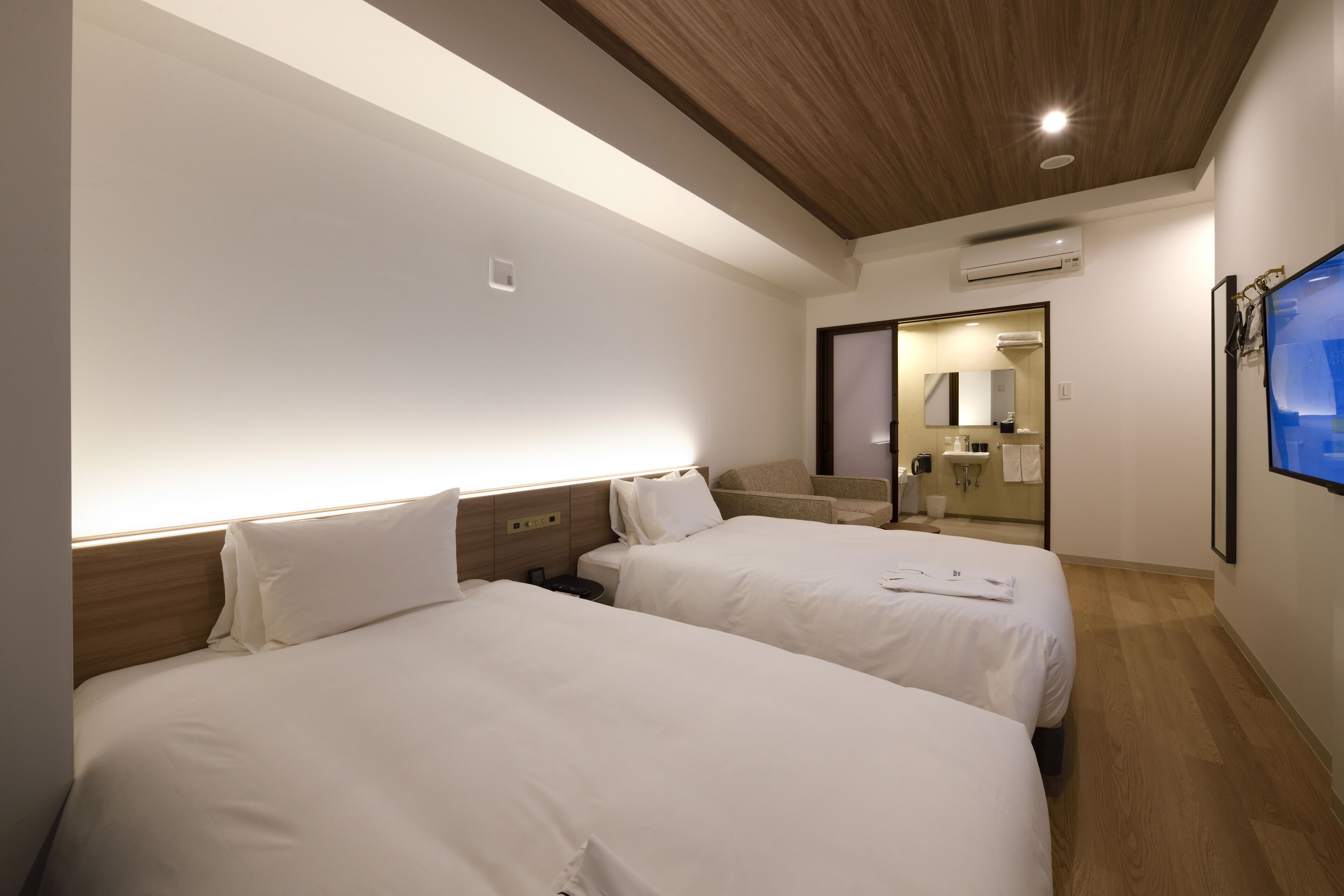 universal triple room, non smoking (25 sqm) | 1 bedroom, down duvets, pillow-top beds, in-room safe