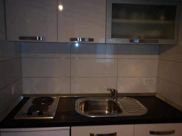 Oven, electric kettle, toaster, cookware/dishes/utensils