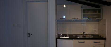 Oven, electric kettle, toaster, cookware/dishes/utensils