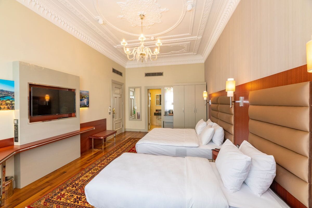 Standard-Dreibettzimmer | Minibar, Zimmersafe, Schreibtisch, laptopgeeigneter Arbeitsplatz