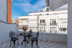 Habitación doble Deluxe, balcón | Minibar, caja de seguridad en la habitación y escritorio