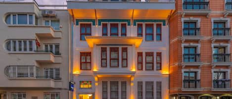 Fassade der Unterkunft – Abend/Nacht