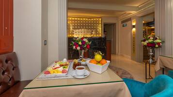 Desayuno continental diario (EUR 10 por persona)