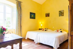 4 bedrooms, iron/ironing board, WiFi