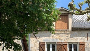 A rustic stone building with a sign for 'La Boheme Petit Restaurant' and a wooden fence in front. - Le Domaine des Cazelles by Ateya Vacances (Cajarc)