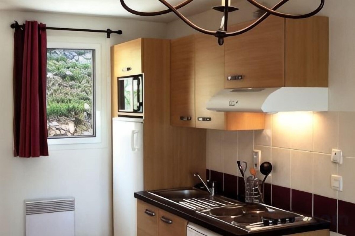 Private kitchen | Coffee/tea maker, full-sized fridge, microwave, stovetop