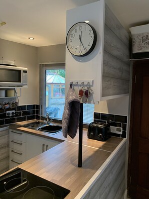Apartment, 2 Bedrooms | Private kitchen | Electric kettle - BedrockLodge Buisness Centre HolidayLets (Bristol)