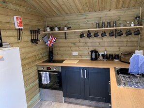 Deluxe Cabin | Private kitchen - BedrockLodge Buisness Centre HolidayLets (Bristol)