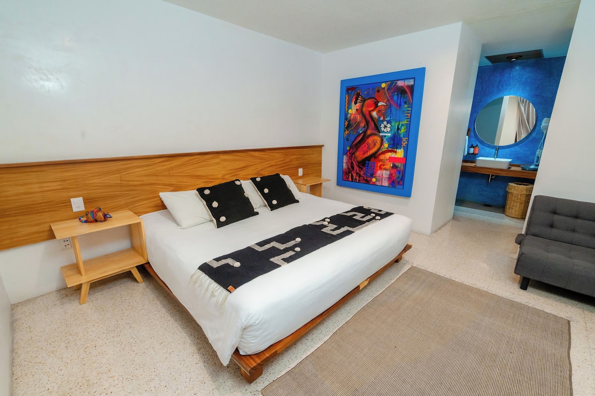 Junior Room, 1 King Bed, Balcony (Ocote) | 1 bedroom, minibar, in-room safe, desk