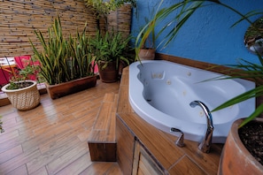 Deluxe Room, 1 King Bed, Hot Tub (Macuil) | 1 bedroom, hypo-allergenic bedding, minibar, in-room safe