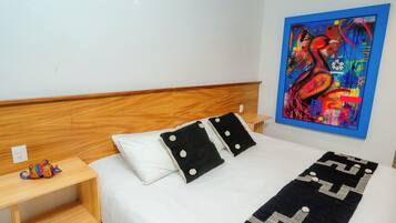 Habitación junior, 1 cama King size, balcón (Ocote) | Ropa de cama hipoalergénica y minibar