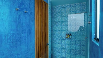 Habitación junior, 1 cama King size, balcón (Ocote) | Baño | Secadora de cabello, batas, toallas, jabón