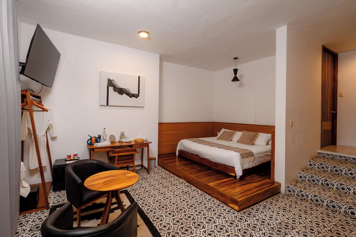 Deluxe Room, 1 King Bed, Bathtub (Mandimbo) | 1 bedroom, minibar, in-room safe, desk