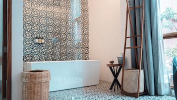 Deluxe Studio Suite, 1 King Bed, Bathtub (Mandimbo) | Bathroom | Hair dryer, bathrobes, towels, soap