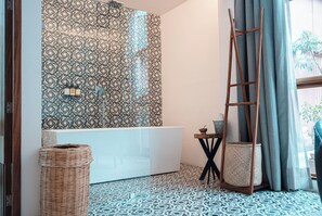 Deluxe Studio Suite, 1 King Bed, Bathtub (Mandimbo) | Bathroom -  Hotel Boutique Casa de Arte (Oaxaca)