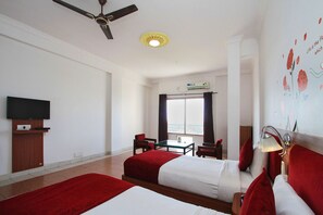 Deluxe-Zimmer | Zimmersafe, Schreibtisch, Verdunkelungsvorhänge, schallisolierte Zimmer