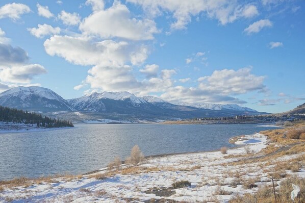 A lake with mountains in the background, surrounded by snow-covered fields and a clear sky. - Walk to Shops! Beautiful Views On Lake Dillon + Hot Tubs & Pool (Dillon)