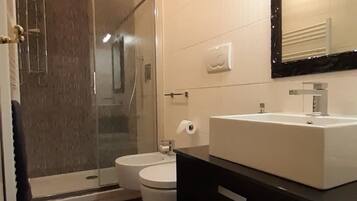 Dusche, Haartrockner, Bidet, Handtücher