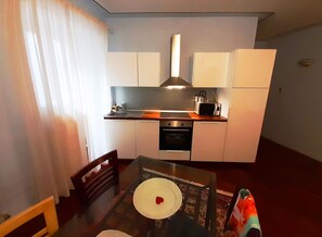 Jääkaappi, mikroaaltouuni, uuni, astianpesukone