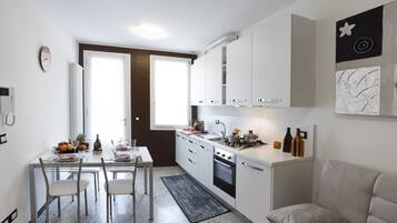 Four, batterie de cuisine, vaisselle et ustensiles