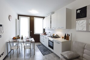 Four, batterie de cuisine, vaisselle et ustensiles