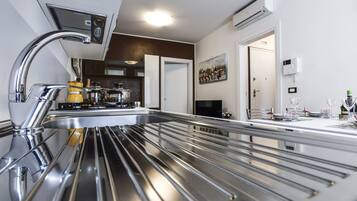 Four, batterie de cuisine, vaisselle et ustensiles