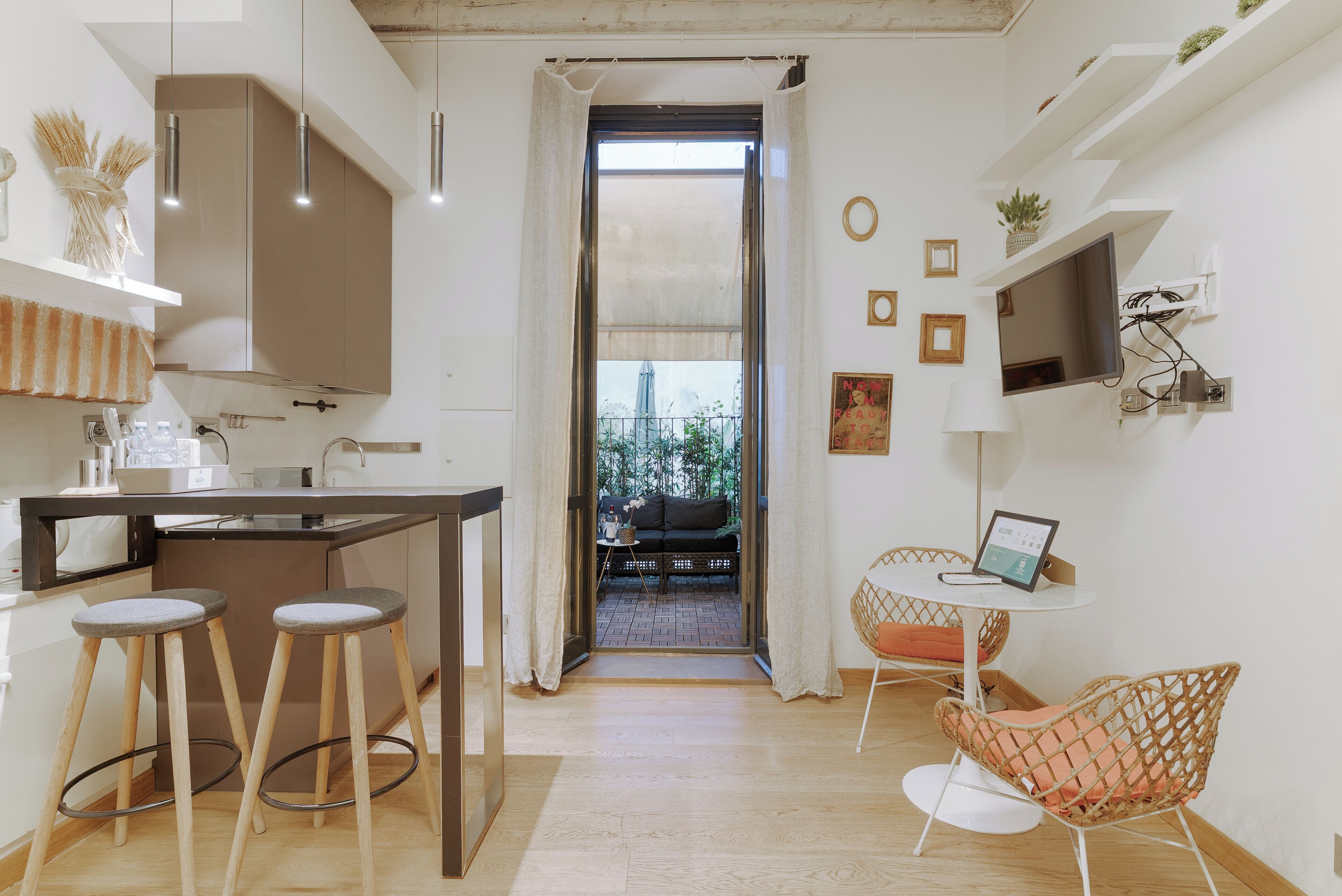 Studio Apartment, Via San Carpoforo 4 | Area soggiorno | TV a schermo piatto 40 pollici con canali satellitari