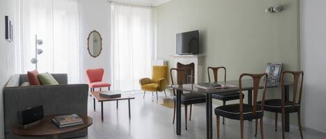 Télévision à écran plat de 40 pouces avec chaînes par satellite