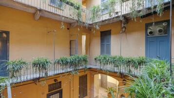 Studio Apartment, Via San Carpoforo 4 | Terassi/patio