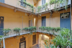 Studio Apartment, Via San Carpoforo 4 | Terassi/patio