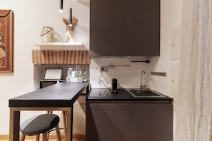 Studio Apartment, Via San Carpoforo 4 | Cuisine privée | Réfrigérateur, surface de cuisson, cafétière à espresso