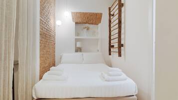 Studio Apartment, Via San Carpoforo 4 | 1 bedroom, individually decorated, individually furnished, desk