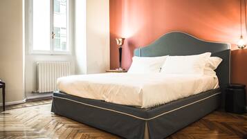 1 habitación, decoración personalizada, muebles diferentes y escritorio