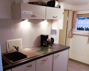 Kühlschrank, Geschirrspüler, Wasserkocher mit Kaffee-/Teezubehör