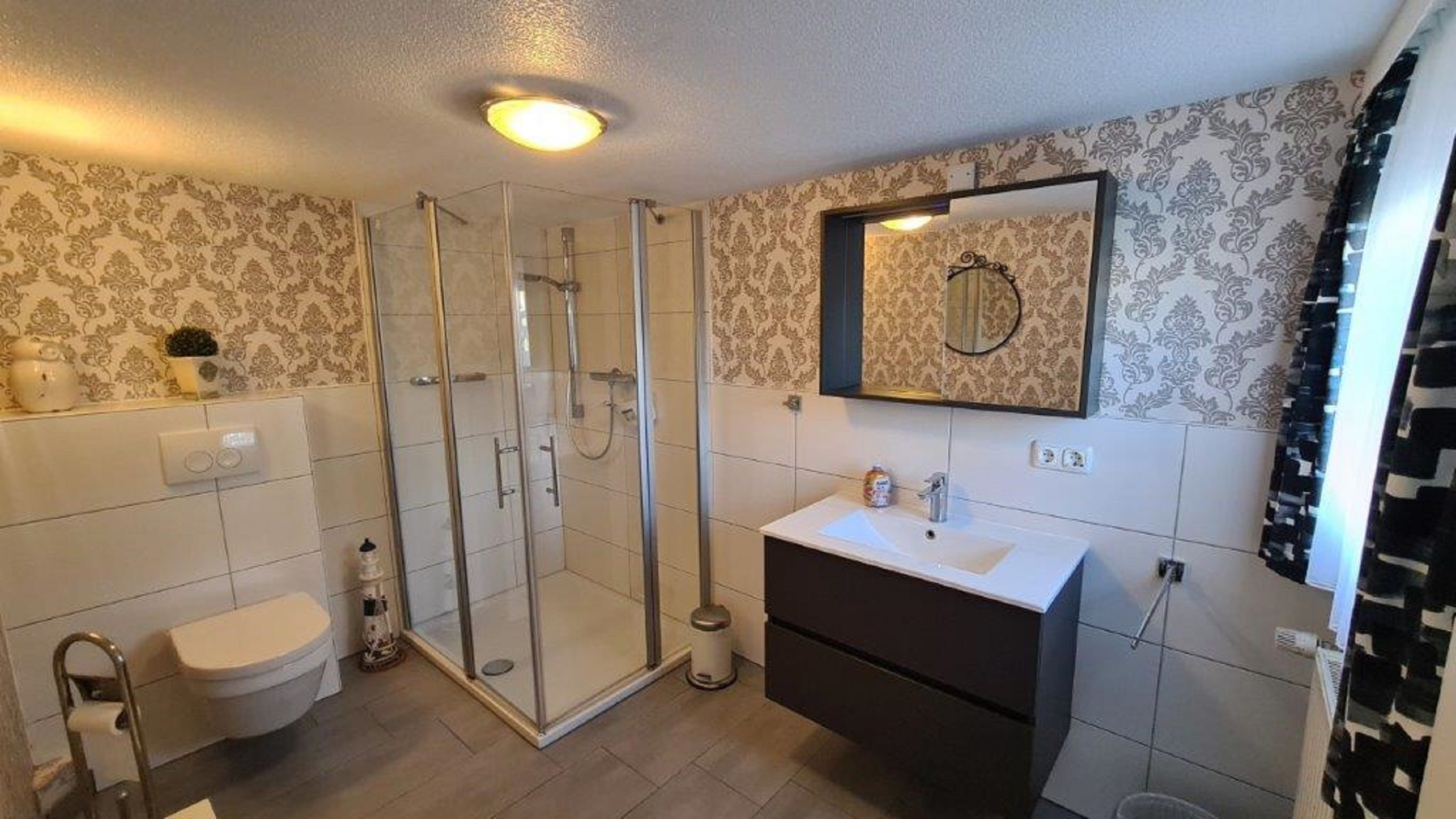 Een douche, een haardroger, handdoeken