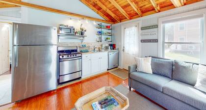 Viehättävä koiraystävällinen mökki poreallas, uima-allas ja poreallas!