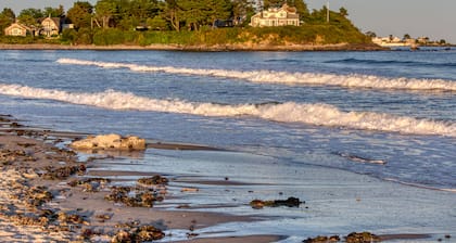 Charming cottage with outdoor pool, firepit, jetted bathtub, & partial AC